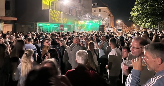 Rappelvolle Pl&auml;tze vor den B&uuml;hnen (Foto: Marco Wohlenberg)