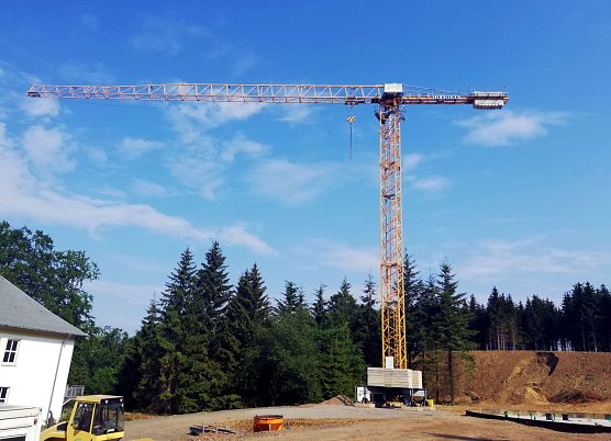 Der h&ouml;chste Kran den man in Rothes&uuml;tte je gesehen hat (Foto: Pressestelle Landratsamt)