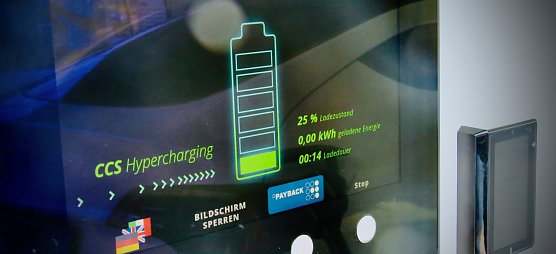 Was lange w&auml;hrt funktioniert endlich - der Ladepark im Krug ging heute morgen in den Betrieb (Foto: agl)