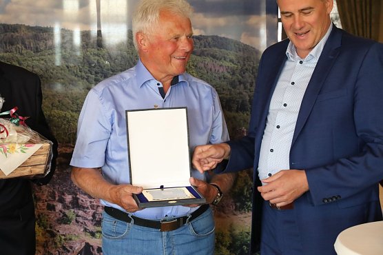 Heute morgen noch mit den Senioren durch den S&uuml;dharz gewandert, am Abend ausgezeichnet: Sportfreund Rainer Berndt (Foto: agl)