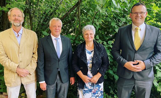 Prof. Dr. Folker Fl&uuml;ggen (Studiendekan Maschinenbau), Olaf Salomon (Gesch&auml;ftsf&uuml;hrer Berufsbildungszentrum Nordhausen, Gesch&auml;ftsf&uuml;hrer Stadtwerke Nordhausen), Doris Schumann (Bereichsleitung Arbeitsmarktdienstleistungen), Prof. Dr. J&ouml;rg Wagner (HSN Pr&auml;sident) (v.l.n.r.) (Foto: Tina Bergknapp)