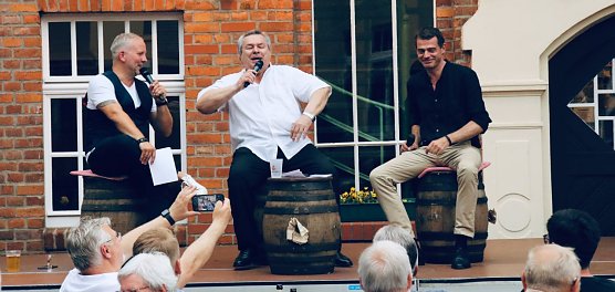 Hier bin ich Mensch, hier kann ich sein: Marc Neblung, Sportreporter-Legende Waldemar Hartmann und CDU-Mann Mike Mohring sprachen in der Traditionbrennerei &uuml;ber Fu&szlig;ball und Gesellschaft  (Foto: agl)