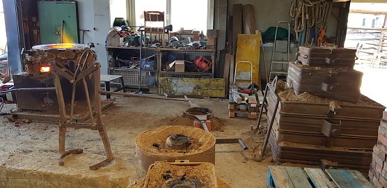 Glockengie&szlig;erei Bachert - links der Topf mit der gl&uuml;henden Glockenbronze - rechts die Form f&uuml;r die neue Elender Glocke (Foto: R.Englert)