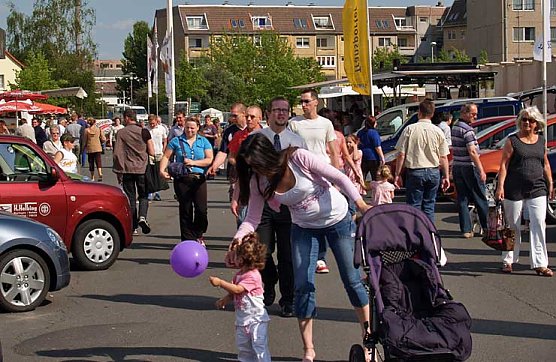 Menschen und Autos (Foto: nnz)