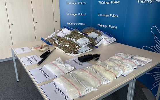 Marihuana, Crystal, ein St&ouml;rsender, ein Teleskopschlagstock und fast 29.000 Euro wurden beim Inhaftierten gefunden (Foto: oas)