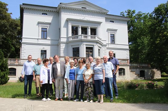 Vereinsmitglieder im Vordergrund: ein Gruppenfoto ist f&uuml;r jede Station der Sommertour obligatorisch (Foto: Marie-Theres Bohne)