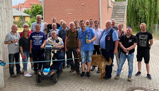 Verabschiedung am Nordh&auml;user Bahnhof: Ralf Heyder (4.v.l. mit rentner-t-Shirt) geht in Rente (Foto: D.Stoe&szlig;)