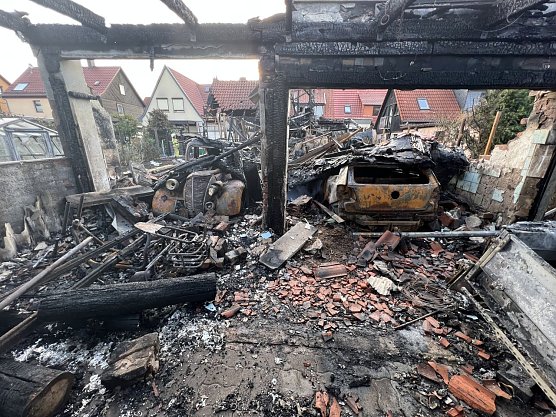 Nichts mehr zu retten: das Carport in Salza brannte bis auf die Grundmauern nieder (Foto: S. Dietzel)