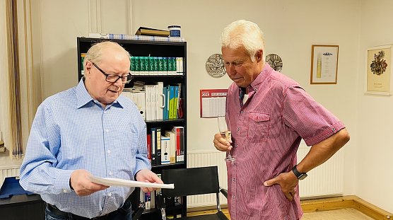 Klaus Romer nach 72 Arbeitsjahren an seinem letzten Arbeitstag bei der S&uuml;dharzdruckerei Nordhausen GmbH mit NUV-Ehrenvorsitzendem Hans-Joachim Junker (v.l.n.r.) (Foto: C.Rheinl&auml;nder)