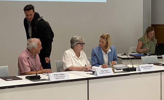 Kurz vor der Sitzung ist noch kein Oberbürgermeister zu sehen (Foto: oas) Kurz vor der Sitzung ist noch kein Oberbürgermeister zu sehen (Foto: oas)