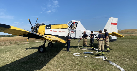 Bei Bielen betankt die Feuerwehr Löschflugzeuge für einen Einsatz bei Bad Sachsa (Foto: S. Dietzel) Bei Bielen betankt die Feuerwehr Löschflugzeuge für einen Einsatz bei Bad Sachsa (Foto: S. Dietzel)