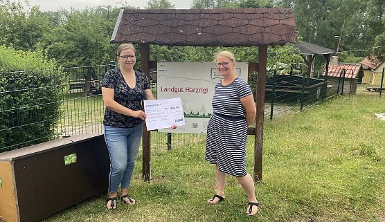 Katja Mitteldorf übergibt einen Spendenscheck (Foto: LINKE NDH) Katja Mitteldorf übergibt einen Spendenscheck (Foto: LINKE NDH)