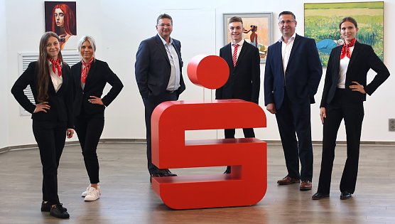 v.l.n.r. Marie-Luise Fitzenreiter , Mich&egrave;le-Chantal Hellmund, Vorstandsvorsitzender Thomas Seeber, Philipp Mahneke, Vorstandsmitglied Jan Oberb&uuml;chler und Alwina Luhn (Foto: V.Angelstein)