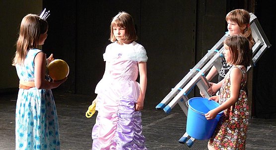 Mit gro&szlig;er Freude dabei (Foto: Theater)