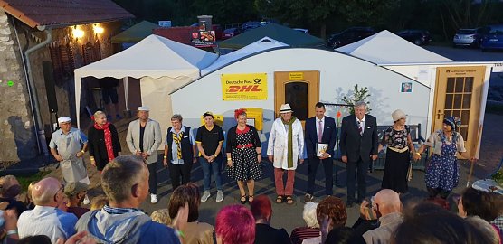 Vor ausverkaufter B&uuml;hne zeigten die Hochstedter ein letztes Mal ihr St&uuml;ck Ein Dorf ohne Tratsch�! (Foto: Tradition Innovation Hochstedt)