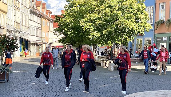 Entspannt laufen die THC-M&auml;dels und ihr Trainer durch die historische Innenstadt zur Saisoner&ouml;ffnung auf dem Neumarkt (Foto: oas)