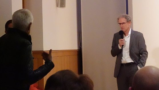 Oschmann diskutiert mit Zuh&ouml;rern (Foto: nnz)