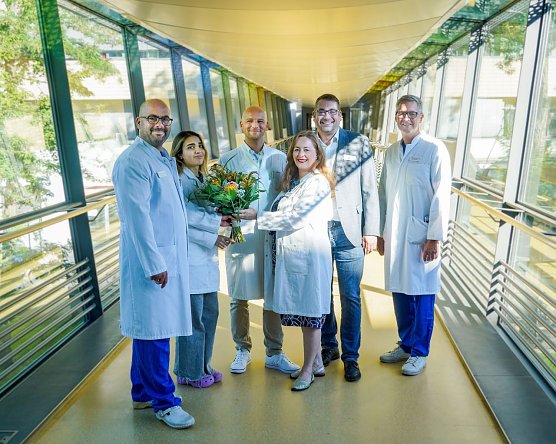 Dr. Schreiber (2.v.l.) und sein Team wurden von Prof. Groesdonk (li.), Florian Lendholt (2.v.r.) und Prof. Dr. Thomas M&uuml;ckley (re.) begr&uuml;&szlig;t. (Foto: Helios Kliniken Th&uuml;ringen)