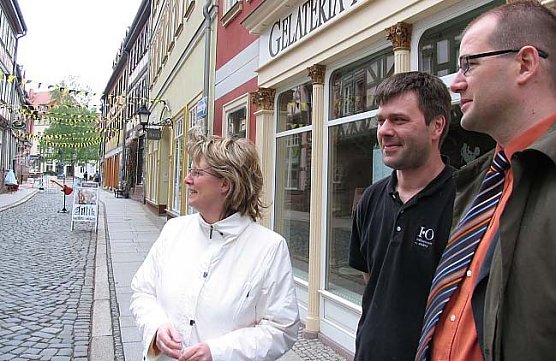 Im Gespr&auml;ch mit einem Gesch&auml;ftsinhaber (Foto: psv)