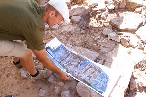 Grabungsleiter Gr&ouml;nwald erl&auml;uert die Funde anhand von Drohnenaufnahmen (Foto: agl)