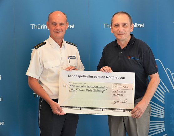 Spendenübergabe an die "Frohe Zukunft" (Foto: Landespolizeiinspektion Nordhausen) Spendenübergabe an die "Frohe Zukunft" (Foto: Landespolizeiinspektion Nordhausen)