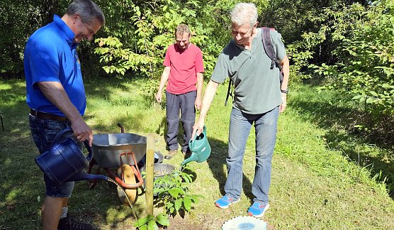Baumpflanzung zur Wegeseinweihung (Foto: R.Englert) Baumpflanzung zur Wegeseinweihung (Foto: R.Englert)