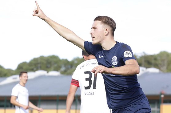 Lukas Ferchow bejubelt sein goldenes Tor im Ohratal (Foto: FSV Wacker 90)