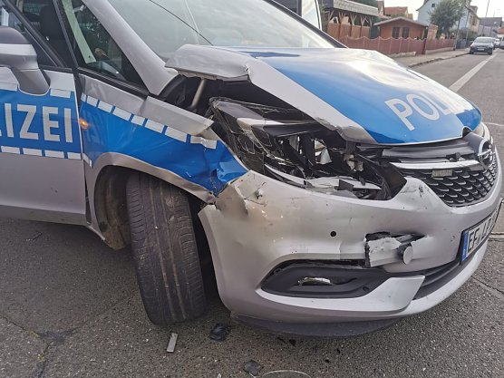 Demolierter Streifenwagen (Foto: S. Dietzel) Demolierter Streifenwagen (Foto: S. Dietzel)