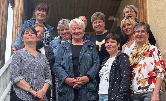Das HEDA-Team Sylvia Schneider, Ulla Fiedler, Dagmar Otto, Karin Berndt, Lysann Herwig, Karin Spitschka, Ulla Scheer, Susanne Kellner, Heike Schulz-Gei&szlig;ler, Nicole Kiel, Andrea Fischer  (Foto: Horizont)