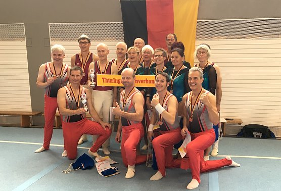 Namen der Th&uuml;ringer Turner von links nach rechts auf dem Bild: Marco Kindler, Peter Kuschnerus, Uwe Springsguth, Dietmar Rehder, Henry Schl&uuml;ter ,Arne Goldammer, Dagmar Pantalon, Frank Lahn, Ruth Hagene, Birgit Herrmann, Rainer Fischer, Friedhardt Beck, Martina Kort&uuml;m (verd.) Karin Brehme, Bj&ouml;rn Preuster, Beate Ludwig, Rainer Lopp(verd.) (Foto: R.Hagene)