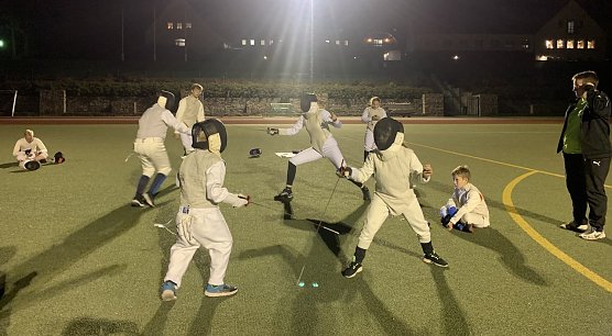 Abendliche Übungseinheit auf Kunstrasen (Foto: S.Nikoleizig) Abendliche Übungseinheit auf Kunstrasen (Foto: S.Nikoleizig)