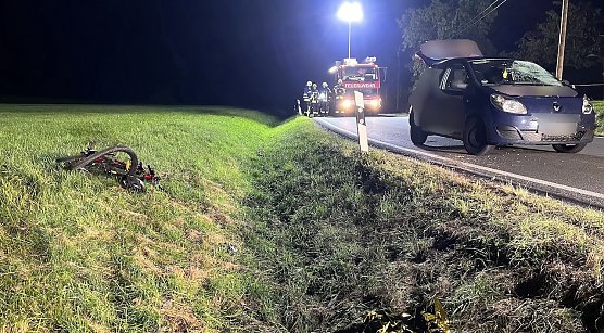 Unfall auf der Landstra&szlig;e mit Kind auf Fahrrad  (Foto: Silvio Dietzel)