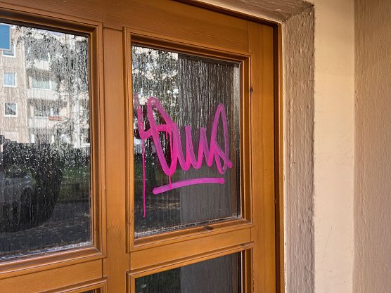 Schmiereien an der Eingangst&uuml;r (Foto: S. Dietzel)