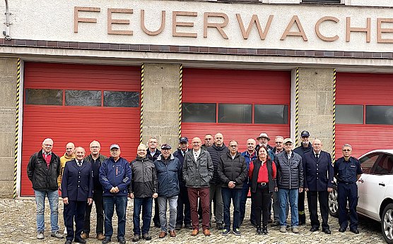 Ehemalige Feuerwehrleute nehmen Abschied von ihrer Wache (Foto: oas) Ehemalige Feuerwehrleute nehmen Abschied von ihrer Wache (Foto: oas)