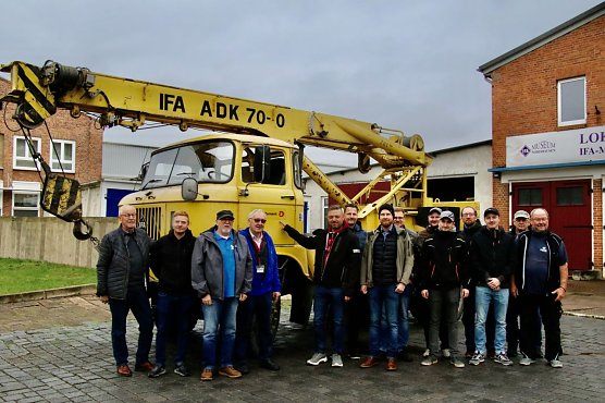 Die G&auml;ste aus Deuna nutzen die Gunst der Stunde und verbanden die &Uuml;bergabe gleich mit einem Betriebsausflug und einem Museumsbesuch (Foto: agl)