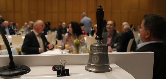 Mit dieser Glocke fing vor 30 Jahren alles an - ein Geschenkn des Mutterclubs aus Bad Lauterberg (Foto: agl)