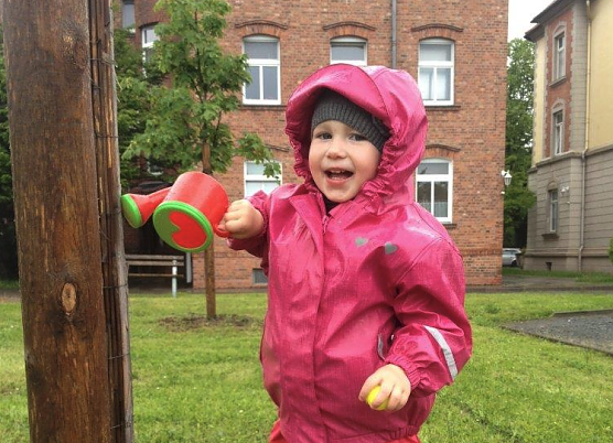 Auch die kleine Hanna hat 2013 flei&szlig;ig geholfen (Foto: WBG S&uuml;dharz)