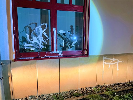 Vandalismus am Landratsam (Foto: Landespolizeiinspektion)