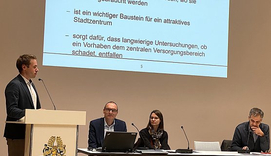 Stadtverwaltung und Planungsbüro verteidigten ihr Konzept (Foto: oas) Stadtverwaltung und Planungsbüro verteidigten ihr Konzept (Foto: oas)