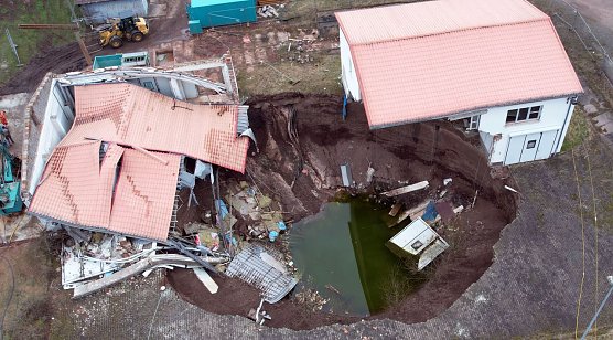 Der Erdfall am Salzagraben im März 2023 (Foto: Andreas Liesegang) Der Erdfall am Salzagraben im März 2023 (Foto: Andreas Liesegang)