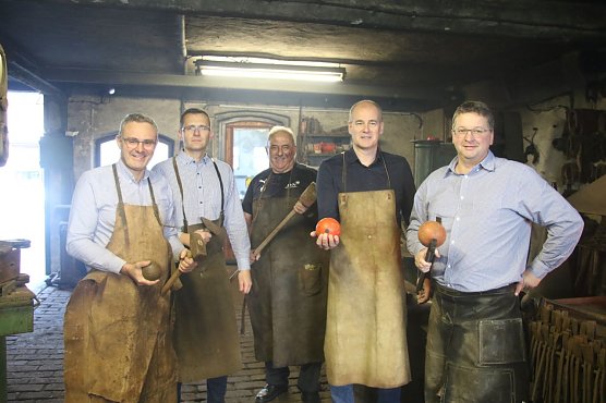 Breite Unterst&uuml;tzung f&uuml;r das Sportevent, v.l.: der Leiter der Servicegesellschaft, Gunnar Reuter, Jens Germer von der EVN, Organisator Werner H&uuml;tcher, Landrat Matthias Jendricke und Sparkassenchef Thomas Seeber,  (Foto: agl)