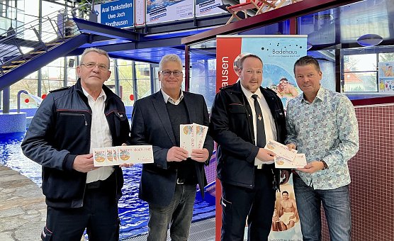 &Uuml;bergabe im Badehaus (Foto: Stadtverwaltung Nordhausen)