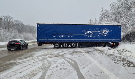 Tschechischer Sattelzug rutschte in den Graben (Foto: Autobahnpolizei)