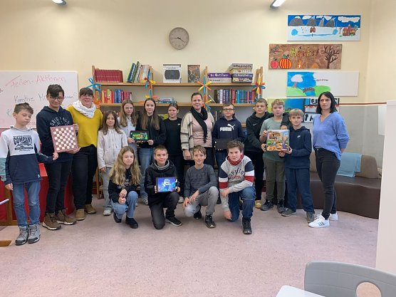 Die Klasse 6.3 mit der Klassenlehrerin Sarah Schollmeyer (Mitte) und den beiden Schulsozialarbeiterinnen des Gymnasiums  vier Sch&uuml;ler fehlend: Esma Keiner, Melanie Hergt, Oscar Patzelt und Charlotte Montanus (Foto: Herder-Gymnasium)