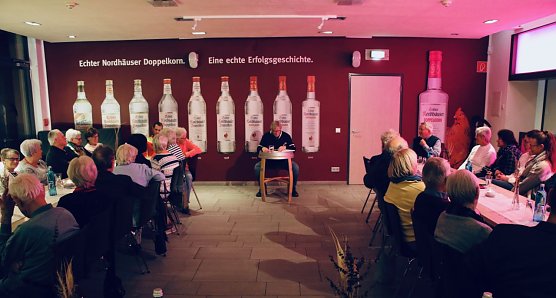 Eine echte Nordh&auml;user Weihnachtsfeier gab es f&uuml;r die Mitglieder von F&ouml;rderverein und B&uuml;rgerstiftung mit Winfried Schmitt (Foto: F&ouml;rderverein Park Hohenrode)