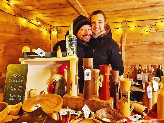 Caro und Konrad Bauersfeld mit selbst gedrechseltem Kunsthandwerk in ihrem Stand auf dem Neust&auml;dter Weihnachtsmarkt (Foto: Dr. Uta Sophie Halbritter)