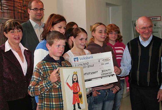 Scheck &uuml;berreicht (Foto: psv)