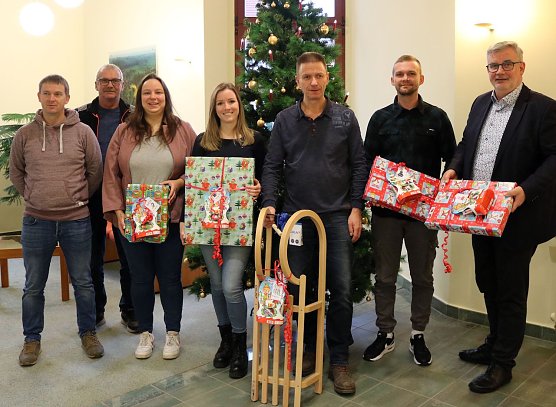 Geschenke für acht Familien wurden bereitgestellt (Foto: Landratsamt Nordhausen) Geschenke für acht Familien wurden bereitgestellt (Foto: Landratsamt Nordhausen)