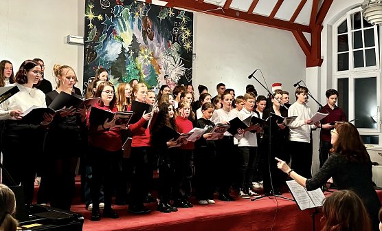 Stimmgewaltig und mit anspruchsvoll gestalteten Beitr&auml;gen &uuml;berzeugte der Chor des Gymnasiums (Foto: H.Roeder)