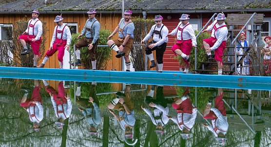 Eine kleine Schuhplattlereinlage am Beckenrand verspricht schon jetzt lustige Karnevalsabende (Foto: S.Tetzel)
